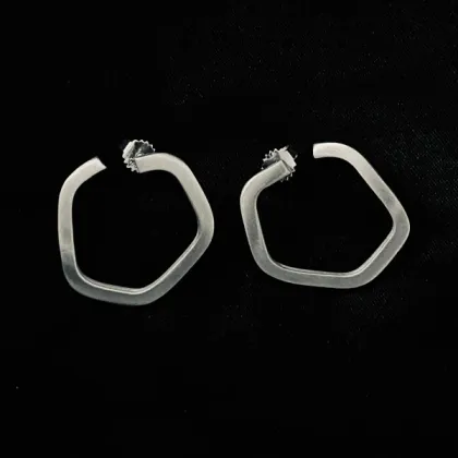 Zdjęcie Unikatowe srebrne matowe kolczyki sztyfty w kształcie otwartego pięciokątu - idealny pomysł na rocznicę