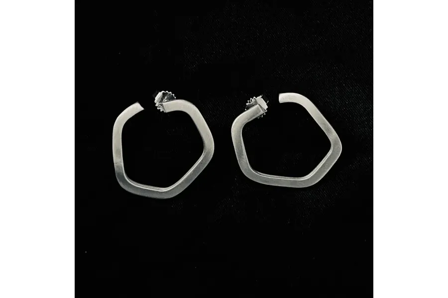 obrazek 1 Unikatowe srebrne matowe kolczyki sztyfty w kształcie otwartego pięciokątu - idealny pomysł na rocznicę
