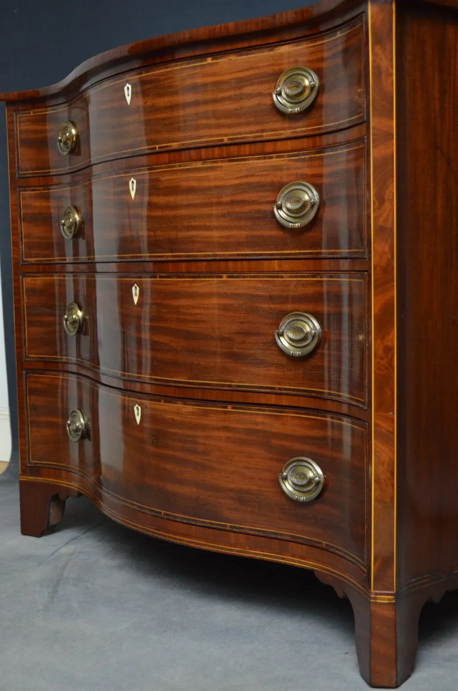 obrazek 8 Elegancka i solidna mahoniowa komoda w regencyjnym stylu o serpentynowym obrysie
