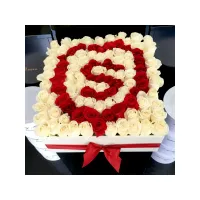 Zdjęcie Ekskluzywny flower box ze 100 różami i Twoimi inicjałami - Luxury Vienna Roses