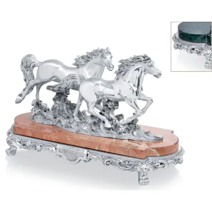 Zdjęcie Śliczne konie - figura na podstawce