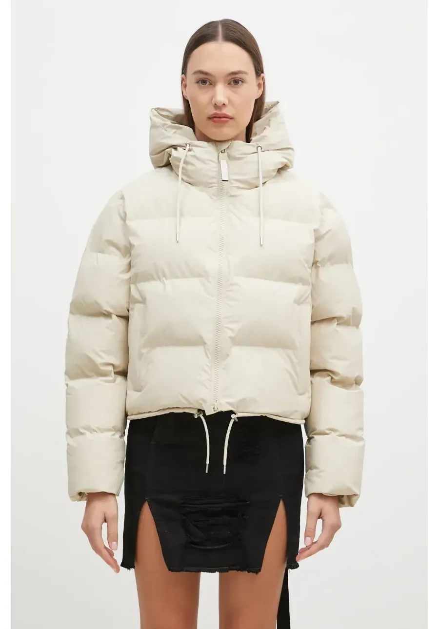 obrazek 1 Rains kurtka Alta Short Puffer Jacket W3T3 kolor beżowy zimowa 15150.26