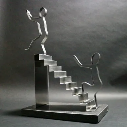 Zdjęcie Elegancka rzeźba ze stali nierdzewnej