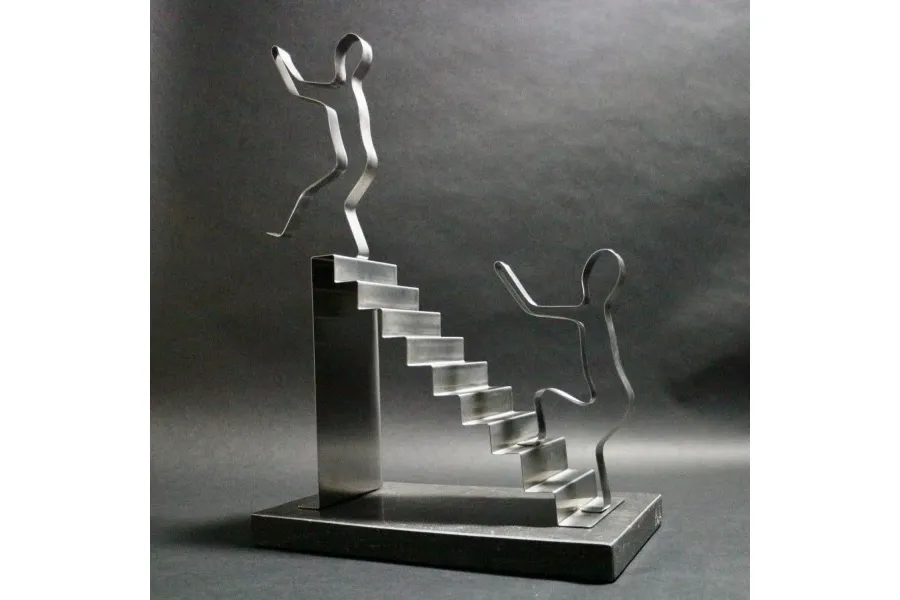 obrazek 1 Elegancka rzeźba ze stali nierdzewnej "Spaść czy nie spaść" - doskonały prezent z okazji jubileuszu