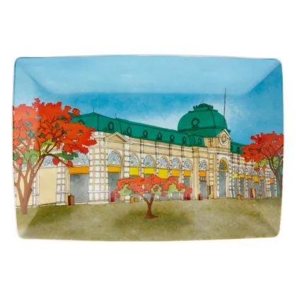 Zdjęcie Cudowny talerz wykonany z porcelany z widokiem zabudowań rynku - Vista Alegre