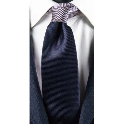 Zdjęcie Przyciągający uwagę krawat z kontrastowym węzłem w pepitkę