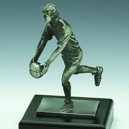 Zdjęcie Stylowa statuetka – nagroda przedstawiająca piłkarza wykonana z pewteru