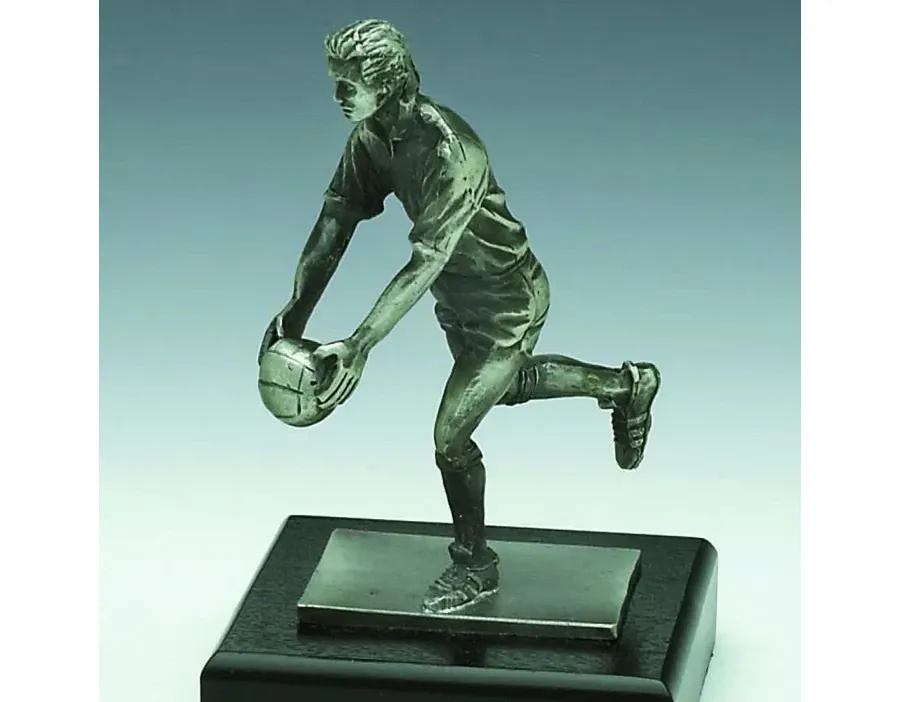 obrazek 1 Stylowa statuetka – nagroda przedstawiająca piłkarza wykonana z pewteru