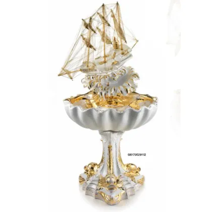 Zdjęcie Podświetlana fontanna z żaglowcem unoszonym przez falę