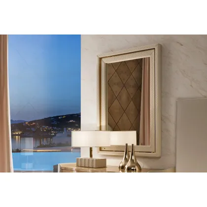 Zdjęcie Lustro z drewnianą ramą tapicerowaną tkaniną lub skórą oraz metalowymi detalami