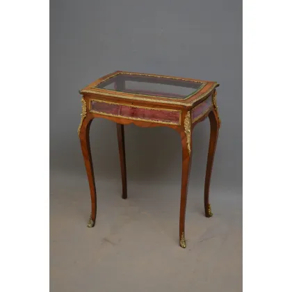 Zdjęcie Elegancki XIX-wieczny mahoniowy stolik z pokrywą na zawiasach ozdobioną mosiężną listwą - antyk