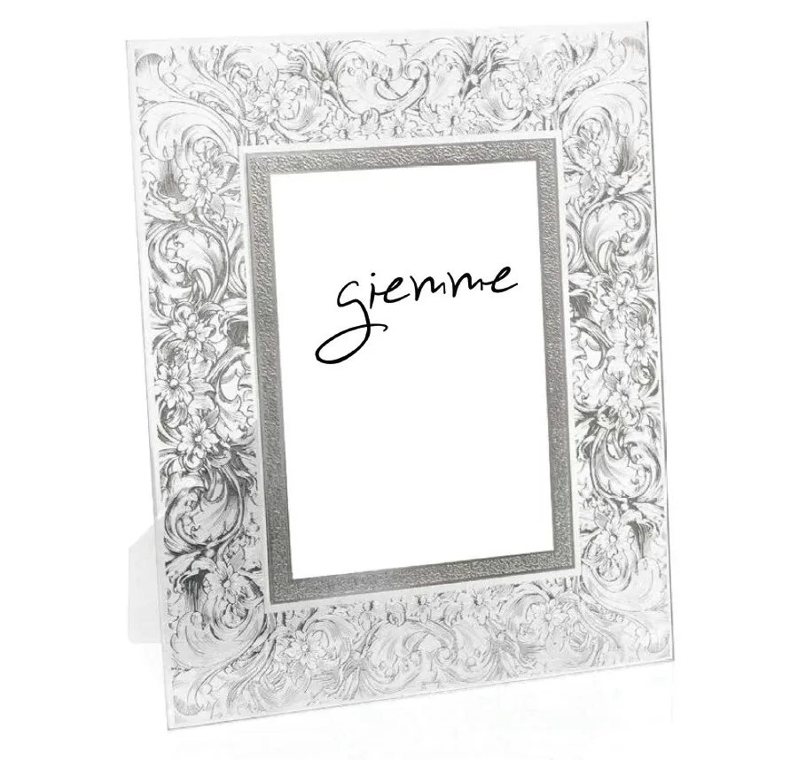 obrazek 1 Ramka na zdjęcia 20х25 cm zdobiona motywem kwiatowym w kolorze srebra