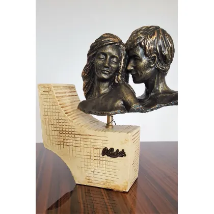 Picture Exclusive statue - a happy couple in love