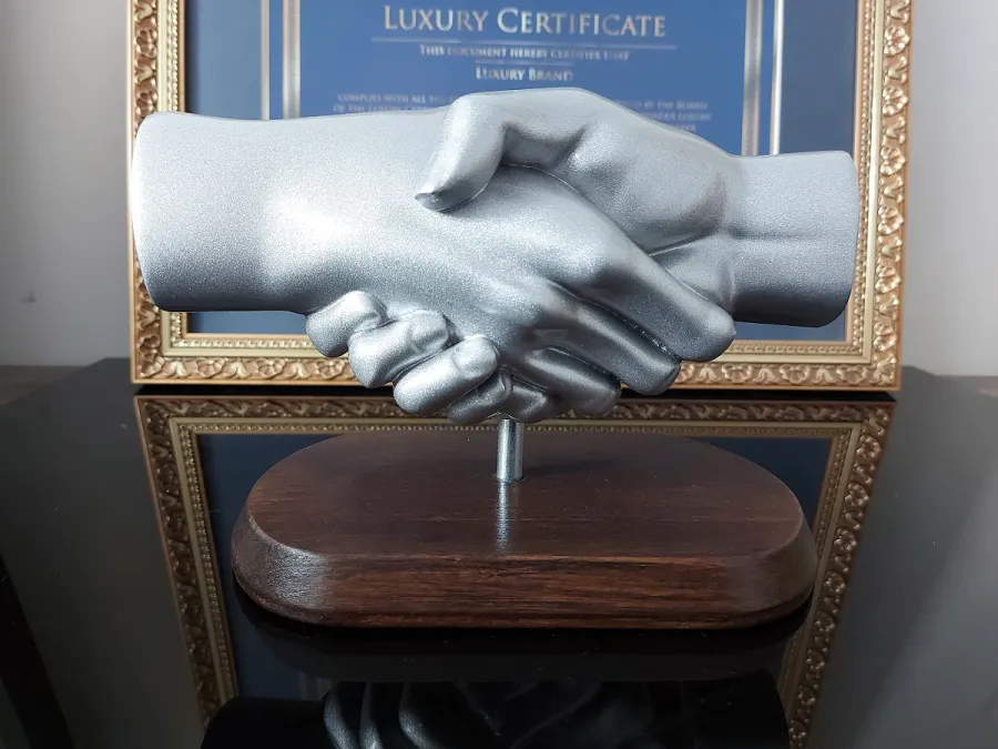 obrazek 1 Uścisk dłoni - niesamowita statuetka na prezent