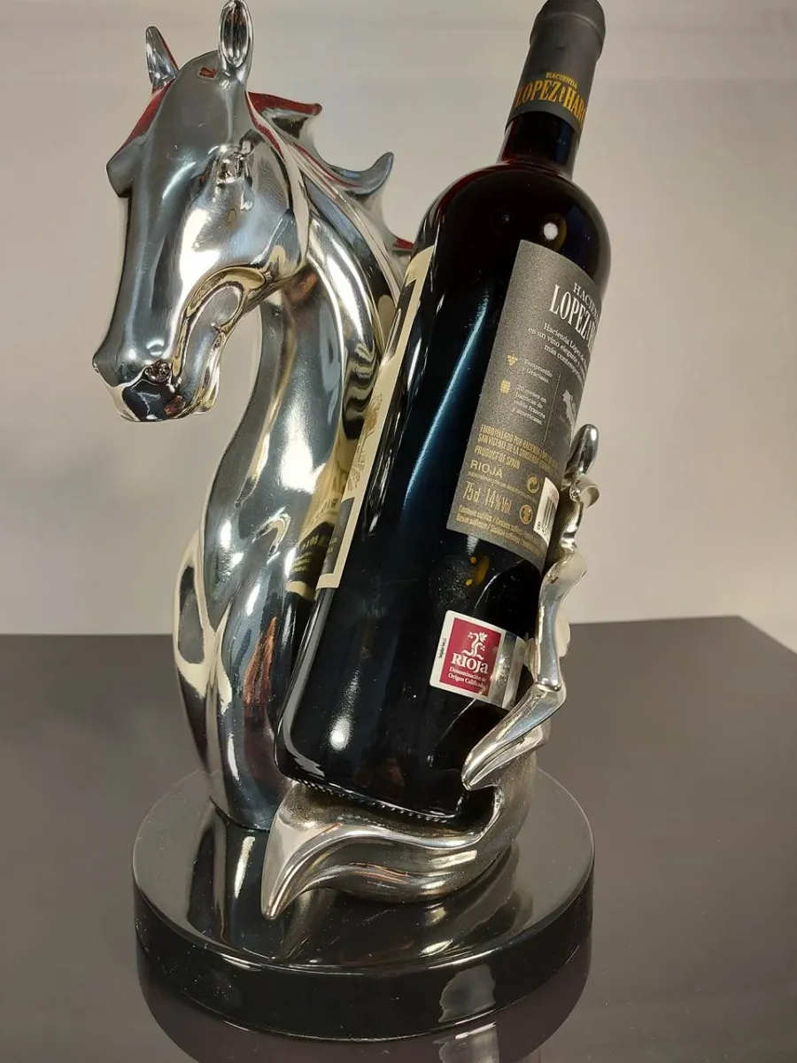 obrazek 7 Wyjątkowy upominek - figura konia jako podstawka na wino