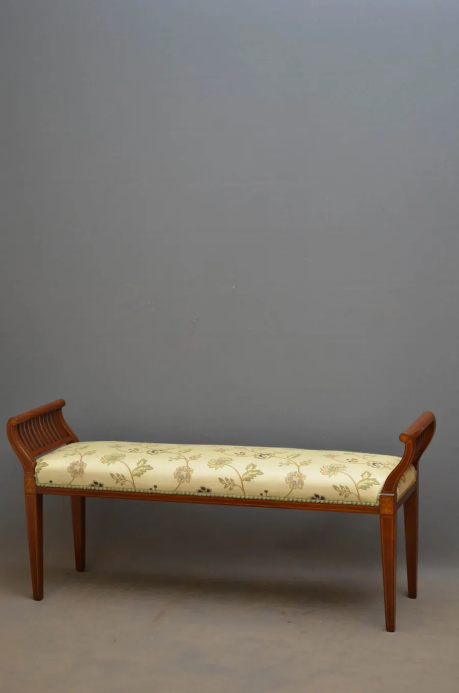 obrazek 1 Edwardiański, mahoniowy podwójny stołek z mahoniu i żółtodrzewu - antyk