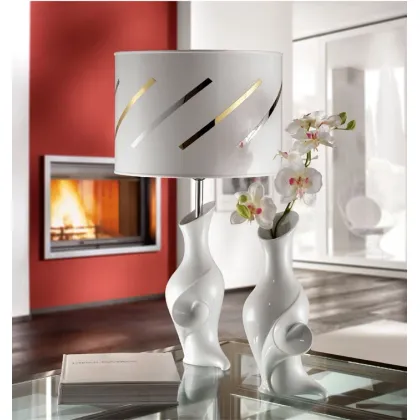 Zdjęcie Smukły wazon z porcelany o fantazyjnym kształcie