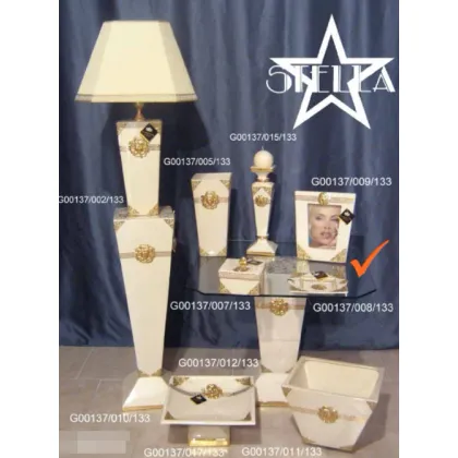 Picture A chic square ashtray