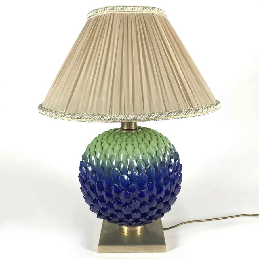 obrazek 1 Lampa do salonu Mangani, szczególna podstawa lampy wykonana jak szyszka