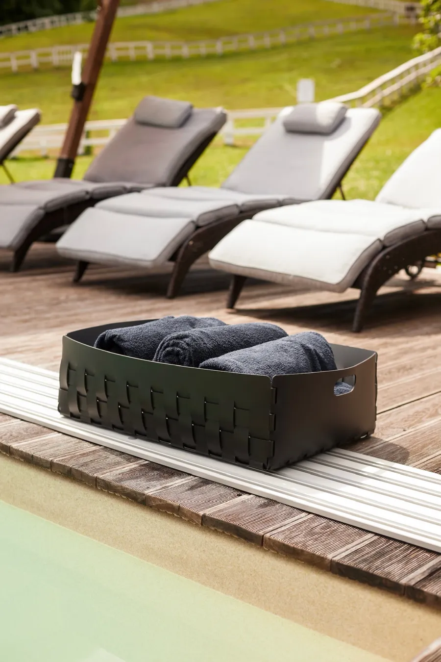 obrazek 2 Duży pleciony kosz Bottega 60x50xH20 cm wykonany z czarnej naturalnej skóry