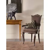 Picture Luxurious Italian armchair in a classic style - Stella del Mobile