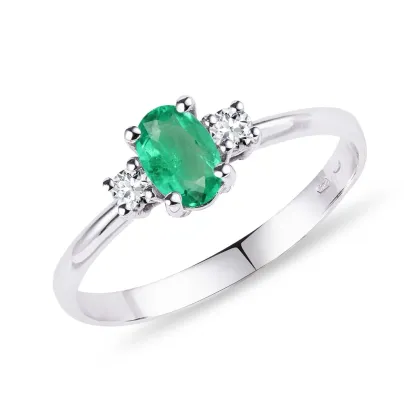 Zdjęcie Pierścionek z białego złota z owalnym szmaragdem i dwoma brylantami KLENOTA