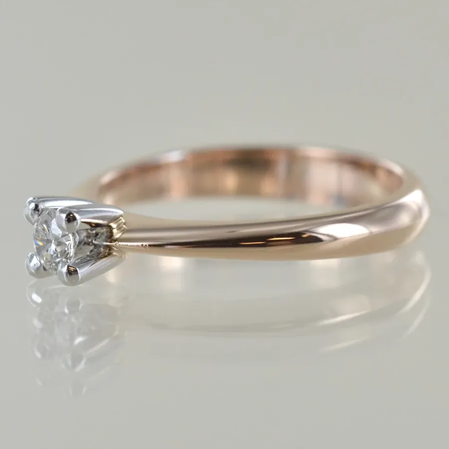 obrazek 4 Średni pierścionek Solitaire z różanym złotem i diamentem 0,16 karata
