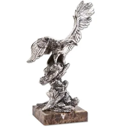 Zdjęcie Zjawiskowa statua orła spoczywającego na pniu