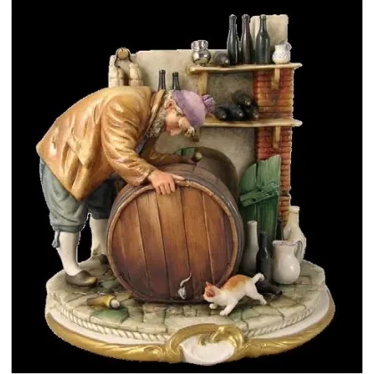 Zdjęcie Salonowa figurka z porcelany - mężczyzna z beczką