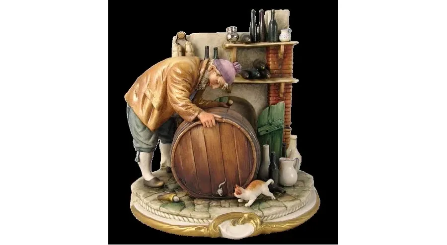 obrazek 1 Salonowa figurka z porcelany - mężczyzna z beczką