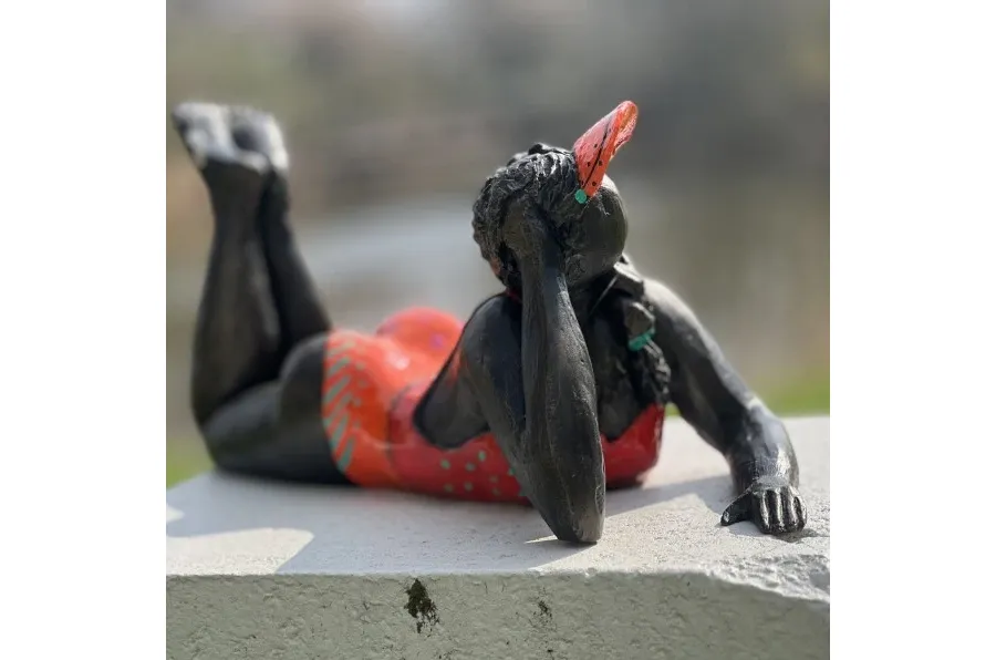 obrazek 4 Gustowna rzeźba ogrodowa przedstawiająca kobietę w stroju kąpielowym z daszkiem przeciwsłonecznym