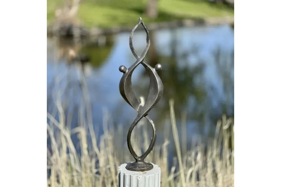 obrazek 1 Gustowna rzeźba z brązu "Razem" - wyjątkowa ozdoba do ogrodów