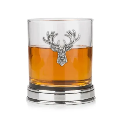 Zdjęcie Wyjątkowy prezent - szklanka do whisky z głową jelenia z pewteru i polerowaną podstawą