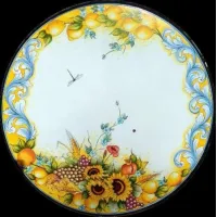 Zdjęcie Blat stołu ogrodowego z kamienia wulkanicznego z motywem kwiatów i owoców – Ceramiche Valchida