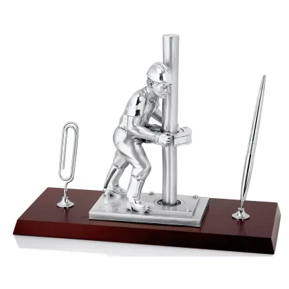 Zdjęcie Statuetka robotnika wydobywającego ropę