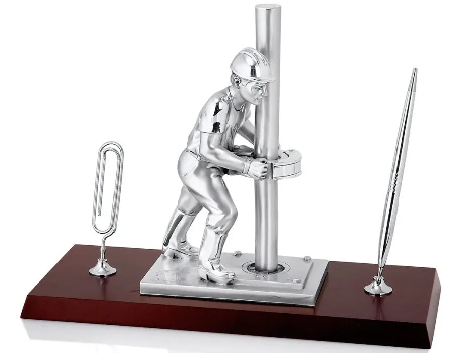 obrazek 1 Statuetka robotnika wydobywającego ropę