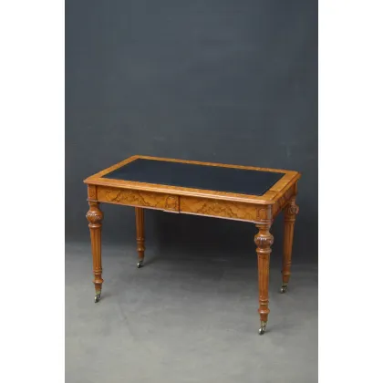 Zdjęcie Antyczne wiktoriańskie biurko z orzecha, z powierzchnią do pisania w kolorze czarnej skóry nad 2 szufladami z mahoniu