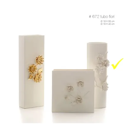 Zdjęcie Ceramiczny wazon z kwiatową dekoracją