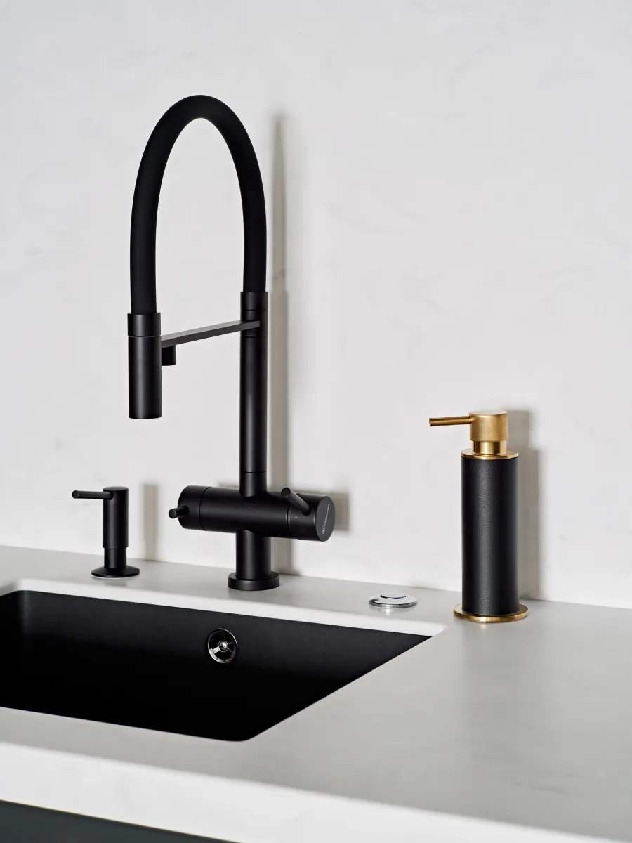 obrazek 2 Złocony dozownik do łazienki Ø7xH19 cm z czarnym skórzanym wykończeniem