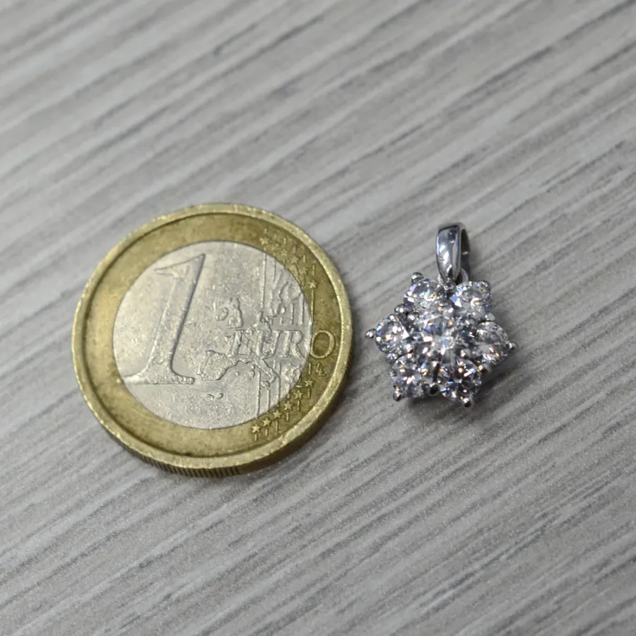 obrazek 4 Naszyjnik z wisiorkiem rozeta z białymi cyrkoniami