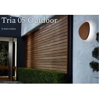 Zdjęcie Eleganckie oświetlenie zewnętrzne domu z drewnianym wykończeniem