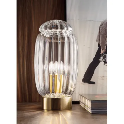 Zdjęcie Szklana lampa na biurko na pozłacanej mosiężnej podstawie