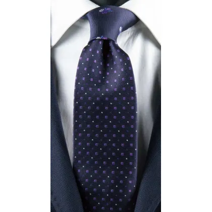Zdjęcie Ciemnoniebieski krawat w fioletowy mikro wzór i białe kropki, z kontrastowym węzłem w kwiaty