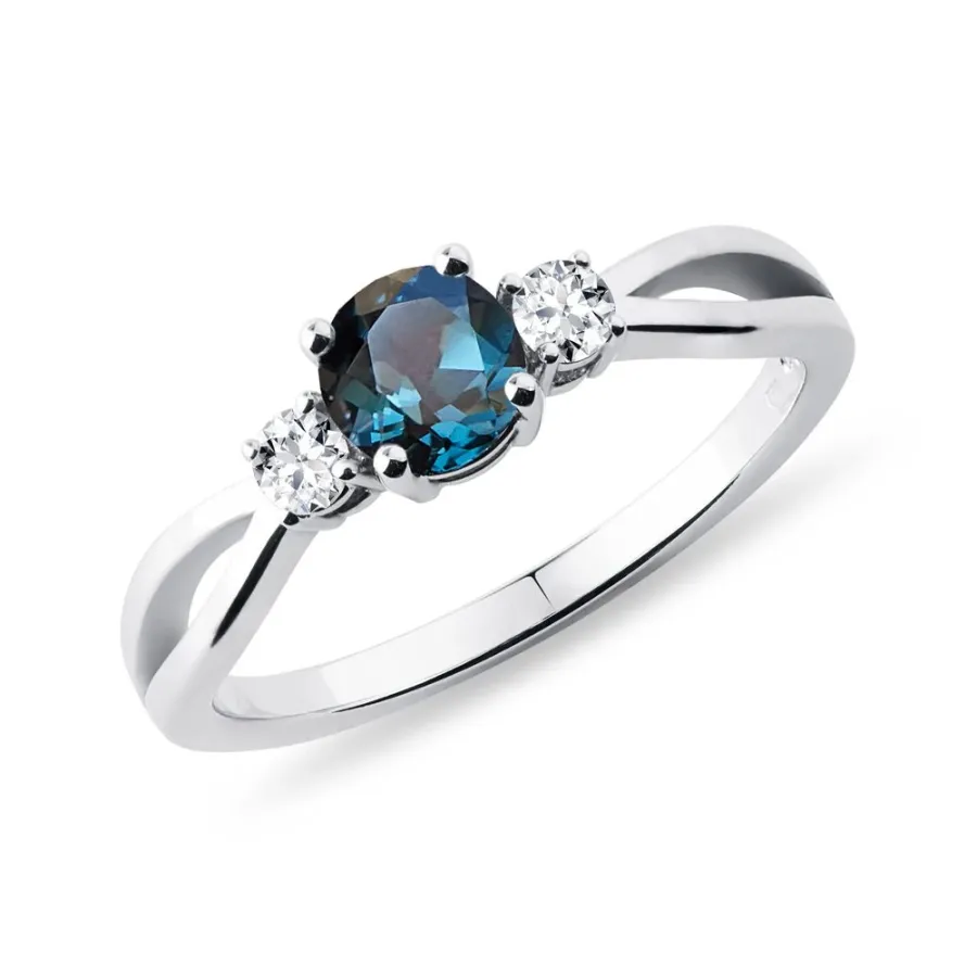 obrazek 1 Pierścionek z białego złota z topazem London Blue i diamentami KLENOTA