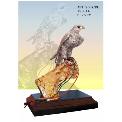 Zdjęcie Orzeł stojący na ludzkiej dłoni