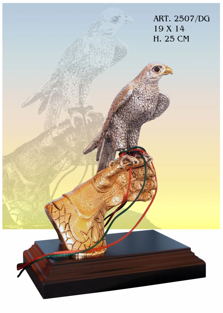 obrazek 1 Orzeł stojący na ludzkiej dłoni