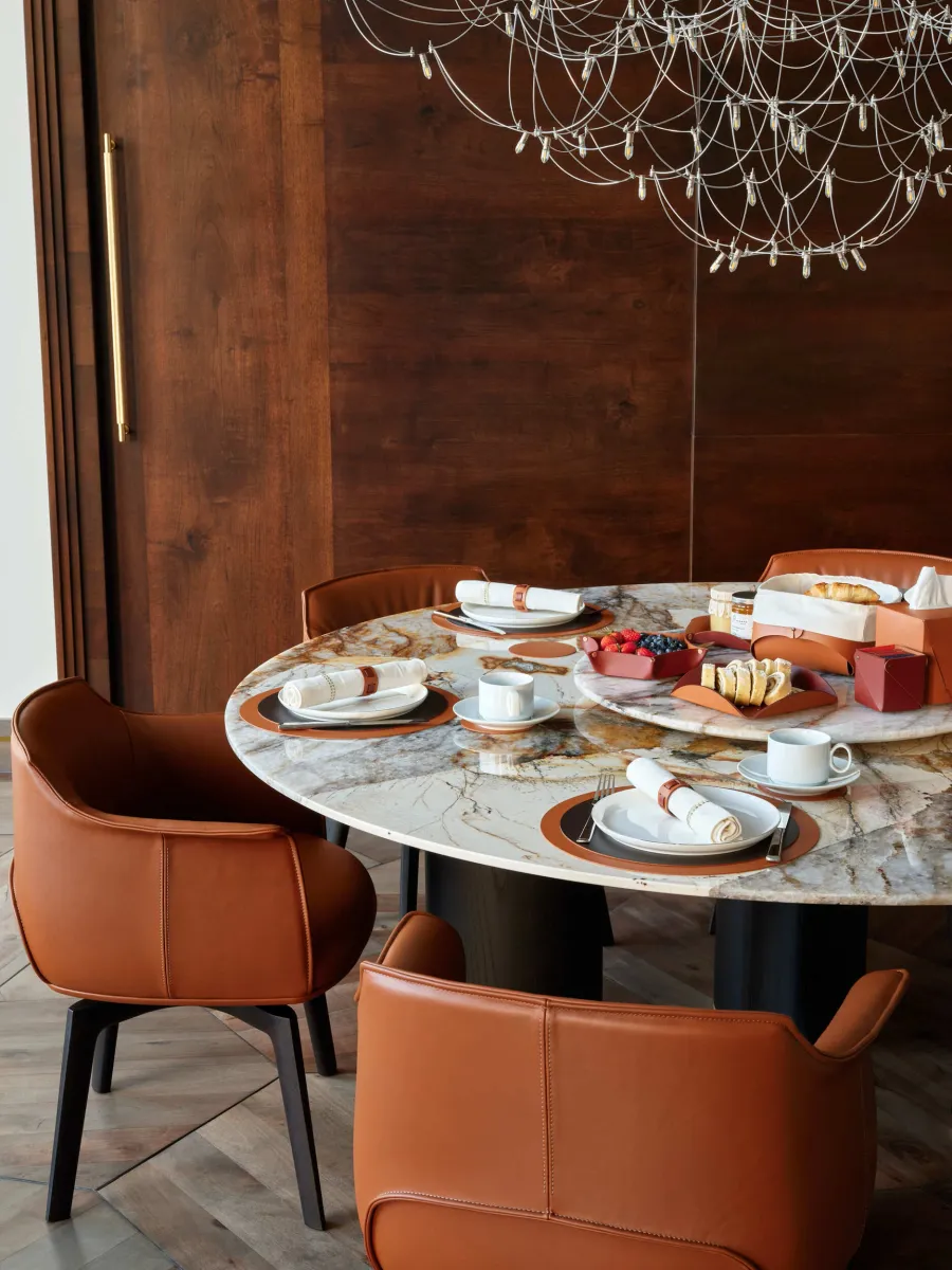 obrazek 5 Okrągła podkładka na stół Ø35 cm z naturalnej skóry w kolorze cappuccino i czekoladowym