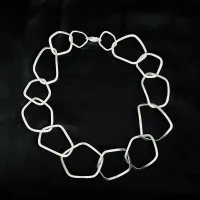 Zdjęcie Stylowy naszyjnik ze srebra w pięciokąty - wyjątkowy prezent na różne okazje