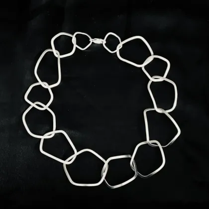 Zdjęcie Stylowy naszyjnik ze srebra w pięciokąty - wyjątkowy prezent na różne okazje