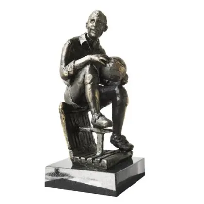 Zdjęcie Luksusowa figurka przypominająca piłkarza - wyjatkowy prezent z okazji rocznicy